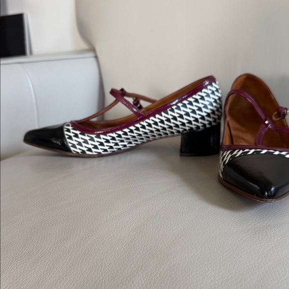 Chie Mihara Black and Burgundy Houndstooth Flats - Picture 2 of 7
